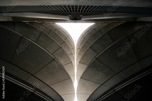 Φωτογραφία Symmetrical low angle display of a parking garage in Amsterdam Rai building