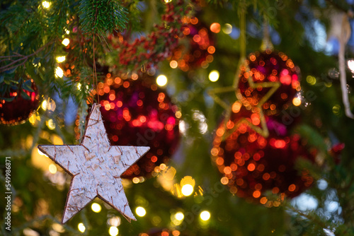 Christbaumkugeln h  ngen in einem Weihnachtsbaum