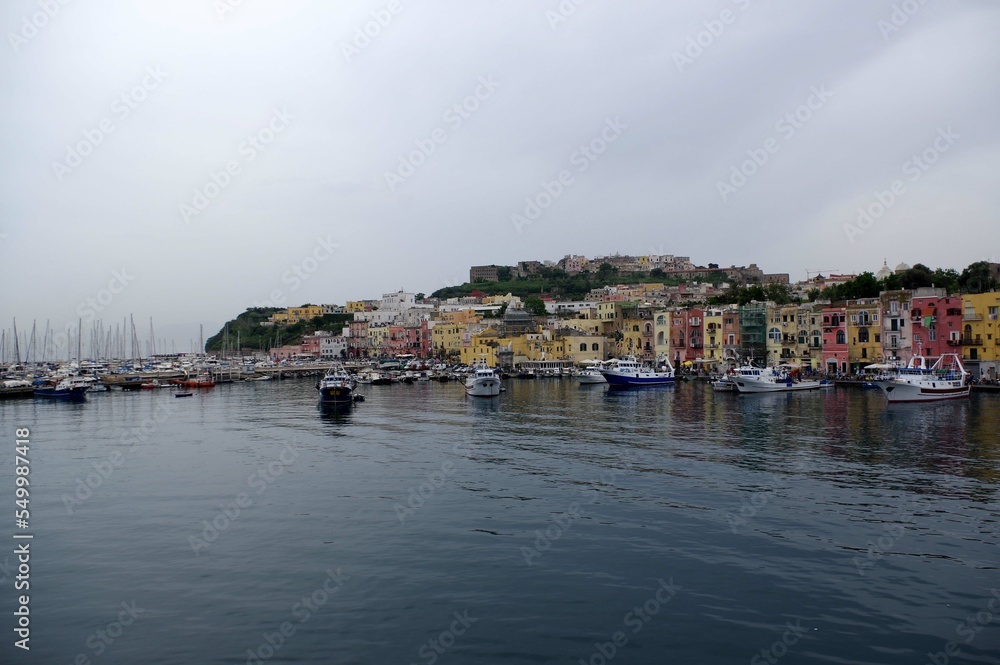 vue depuis le bateau sur l’île de Procida, Italie