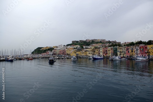 vue depuis le bateau sur l’île de Procida, Italie