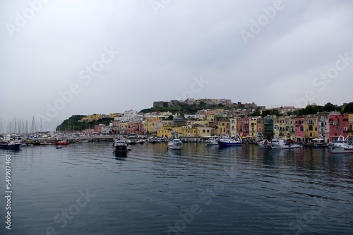 vue depuis le bateau sur l’île de Procida, Italie © Gwenaelle.R