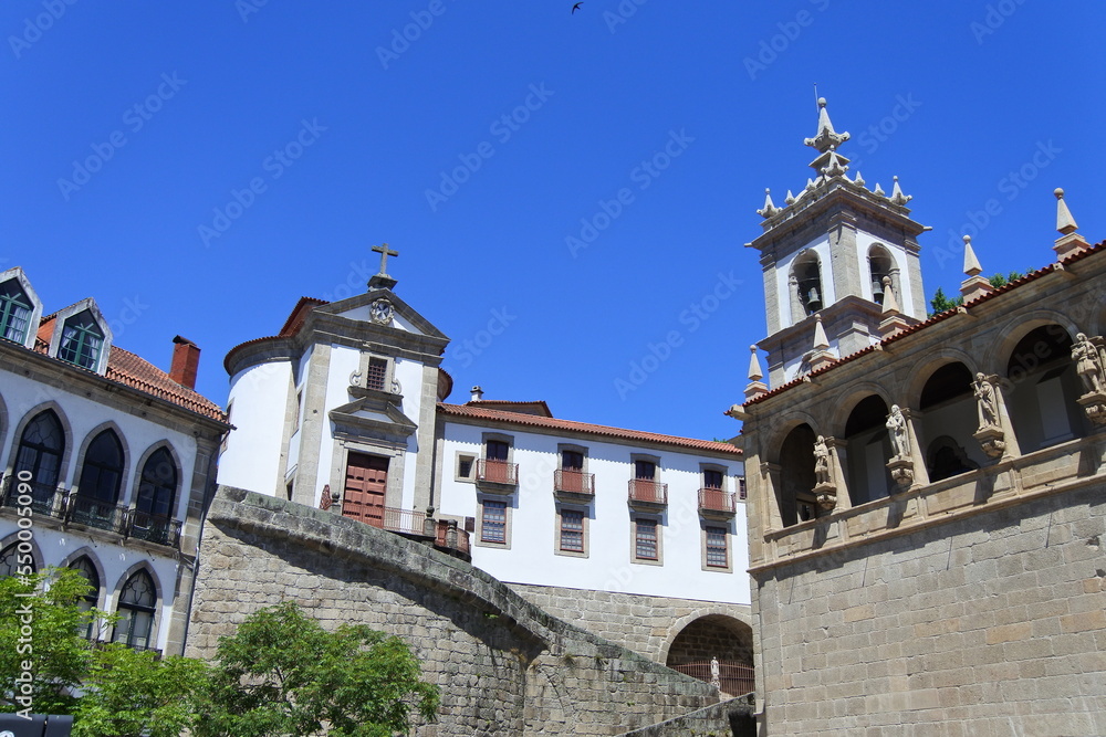 Glockenturm und Säulen am Kloster São Gonçalo in Amarante	