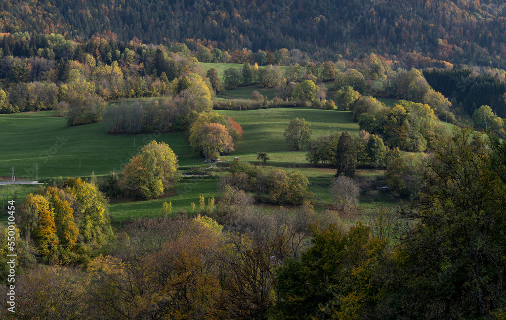 Paysage des montagnes du département de la Savoie dans le Parc Régional des Bauges à l'automne en France autour du village de Le Noyer