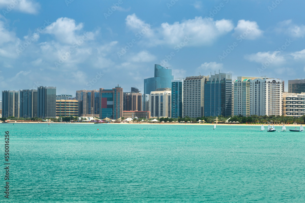 Obraz premium Cityscape of Abu Dhabi at Persian Gulf, UAE.