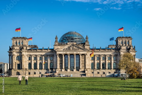 Obraz na płótnie berlin, deutschland - reichstagsgebäude von der westseite w salonie