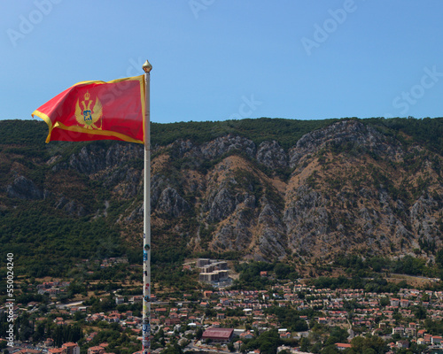 Bandiera del Montenegro dalla baia di Kotor photo