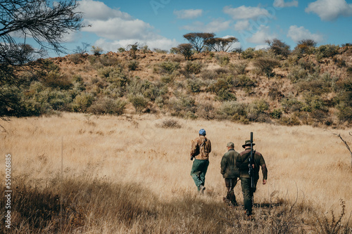 Großwildjäger in der afrikanischen Savanne auf der Pirsch