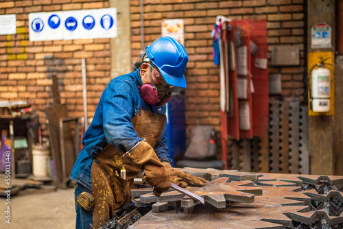 worker using a saw © hernando