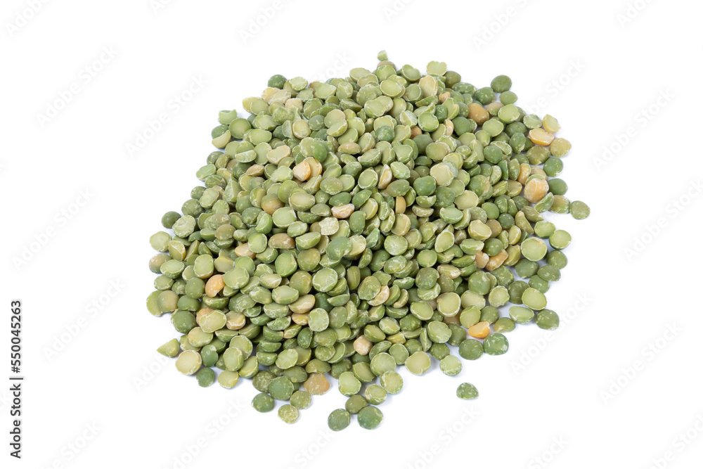 gros plan sur des pois cassés isolé sur un fond blanc gros plan sur des pois cassés isolé sur un fond blanc