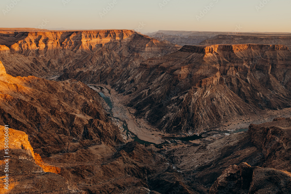 Blick auf eine Schleife des Fish River, wie er sich durch den Fish River Canyon schlängelt bei Sonnenuntergang	