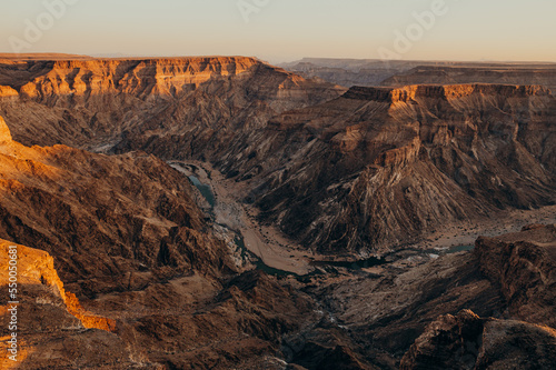 Blick auf eine Schleife des Fish River  wie er sich durch den Fish River Canyon schl  ngelt bei Sonnenuntergang 