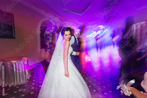 Fotografie the incendiary bride dances after the ceremony against the backdrop of the guests
