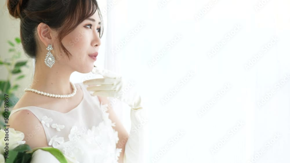 ウェディングドレスの女性
