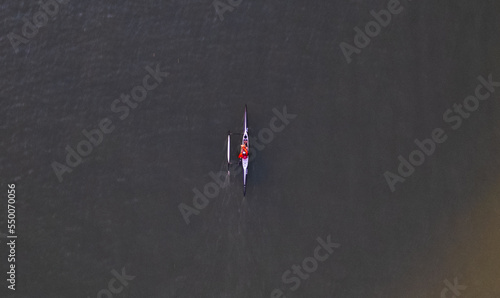 Imagem aérea de drone de uma canoa havaiana photo