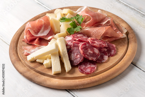 Tagliere di cibi italiani: prosciutto crudo, culatello, pecorino fresco e salame 