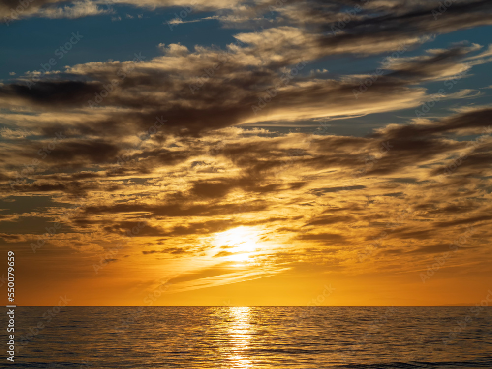 Puesta de sol con nubes en el mar Mediterraneo