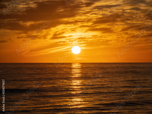 Puesta de sol en el mar Mediterráneo