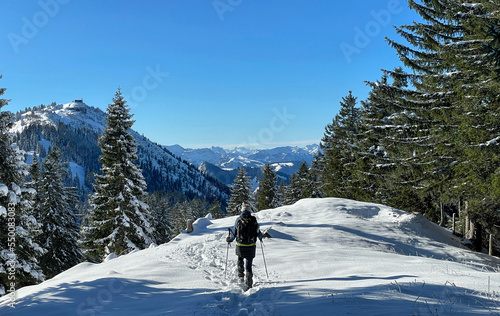 Bergwanderer im ersten Schnee am Riesenberg im Hochries Gebiet, Alpen, Chiemgau, Bayern, Deutschland
