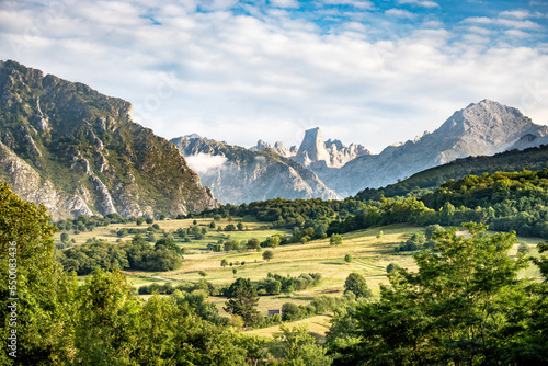 Panorama mit dem Naranjo de Bulnes / Picu Urriellu in den Picos de Europa in Asturien, Spanien photo