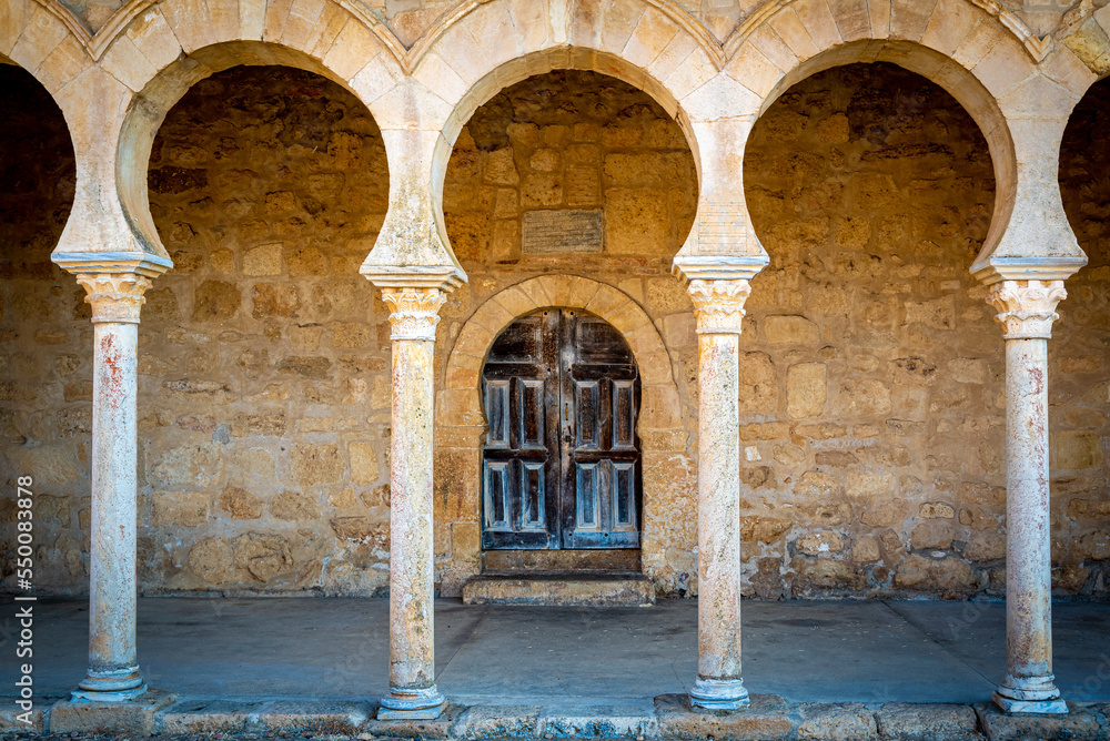 Romanische Kirchentür mit Hufeisenbögen