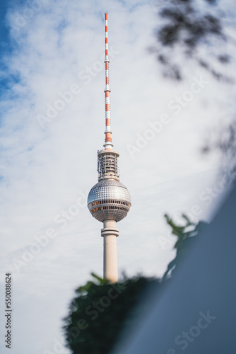 Berliner Fernsehturm in einem Vertikalen Foto