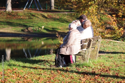 alte Menschen auf einer Bank am See