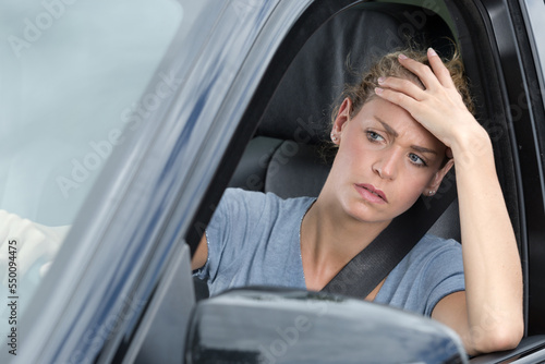Fotografie upset woman stuck in traffic