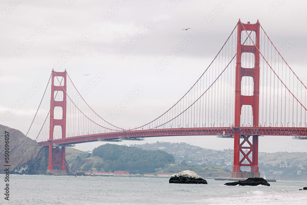 Obraz premium Famous Golden gate bridge on cloudy day