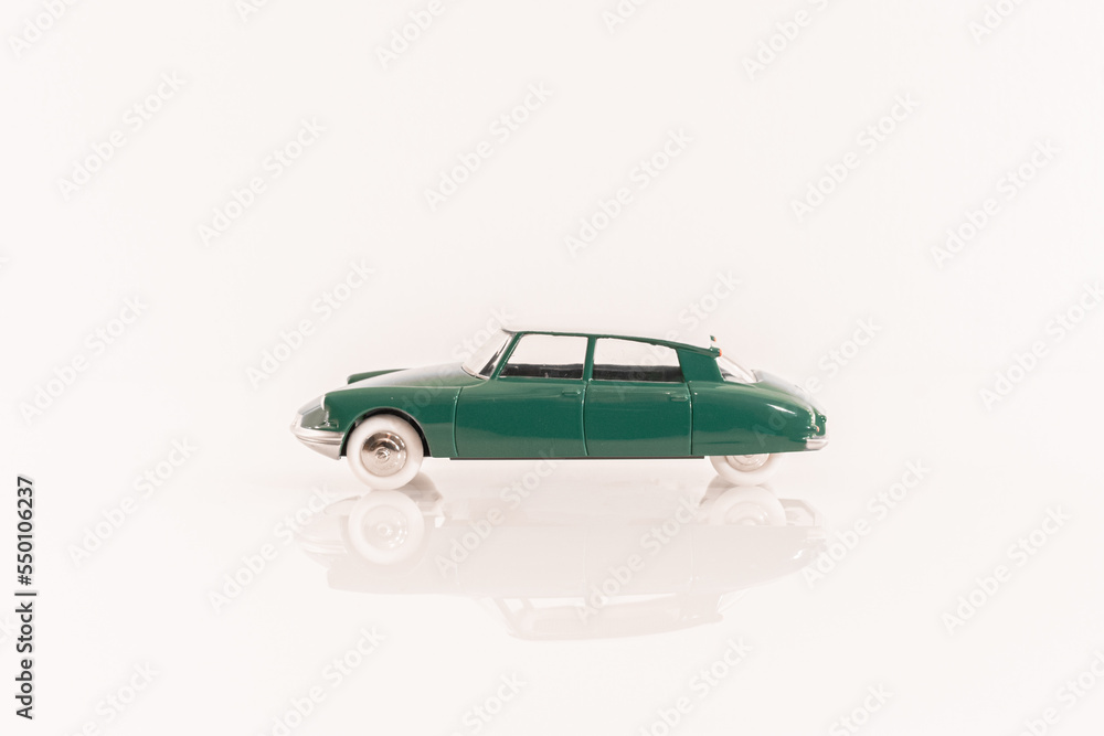 Citroën DS19 1960 échelle 1/12 - Filoguidée Tôle Violette Toit Ivoire - Richard ?