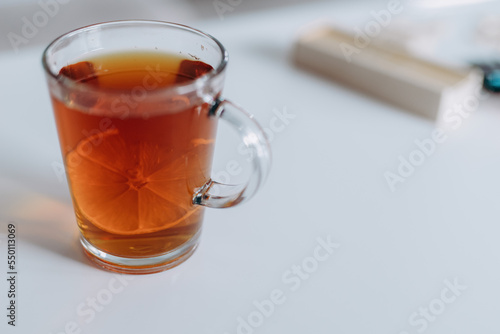 Ciepła herbata z cytryna 