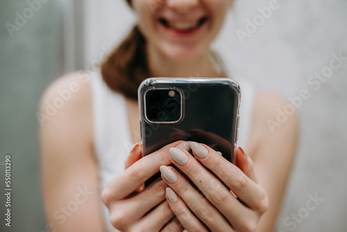 Kobieta robiąca sobie zdjęcie w lustrze