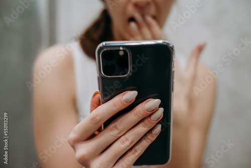 Kobieta robiąca sobie zdjęcie w lustrze