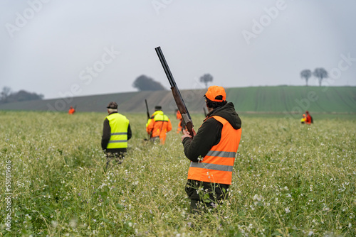 Jäger, Treiber und Jagdhunde bei der Treibjagd.