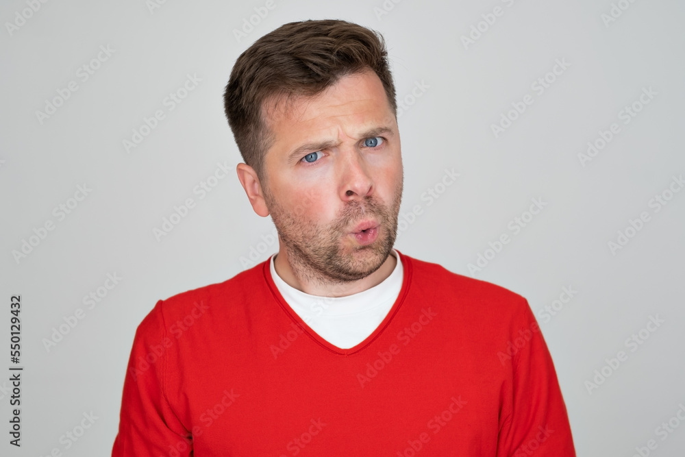 Obraz premium Crazy amazed young man open mouth unbelievable information.