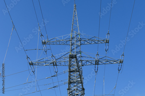 Einzelner Strommast vor blauem Himmel, Überlandleitungen, Stromleitungen Elektrizität, Stromversorgung übers Land, Infrastruktur