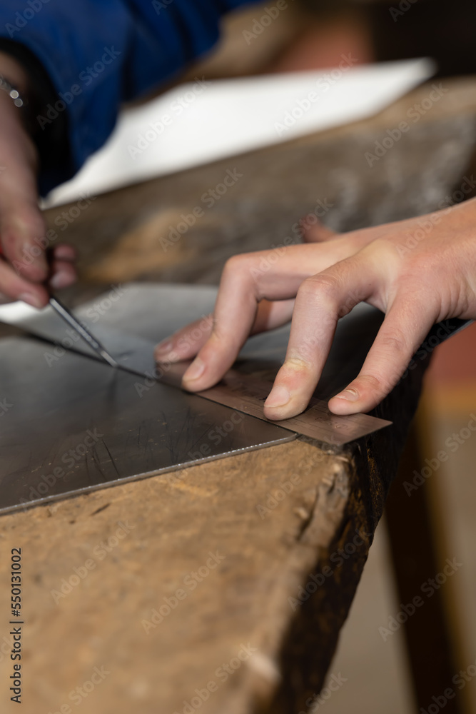main d'un étalier en préparation de découpe de métal
