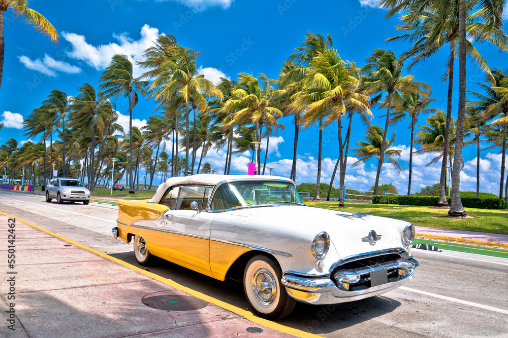 Fototapeta premium Miami South Beach Ocean Drive palms and beachfront colorful view