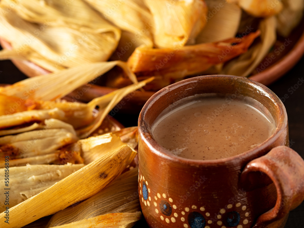 Tamales con atole, comida y bebida a base de maíz, cocina Mexicana