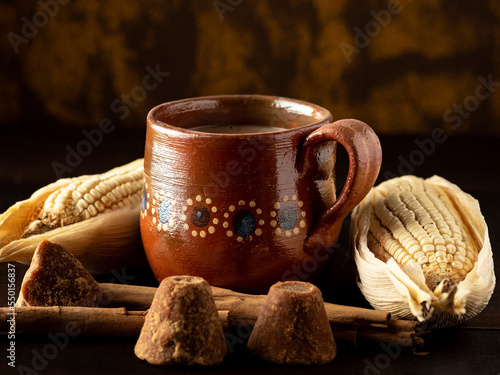 Atole de maíz con chocolate, champurrado, cocina tradicional Mexicana.