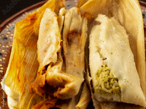Tamales con atole, comida y bebida a base de maíz, cocina Mexicana.