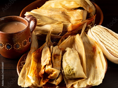 Tamales con atole, comida y bebida a base de maíz, cocina Mexicana.