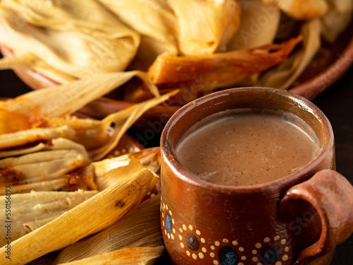 Tamales con atole, comida y bebida a base de maíz, cocina Mexicana.