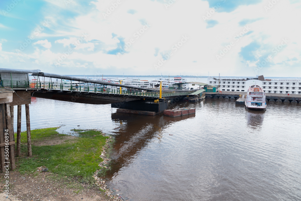 Cais flutuante do porto de passageiros e turismo em Manaus-AM. Periodo de seca. 