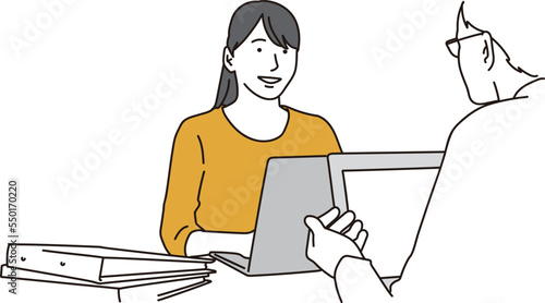 パソコンを使いミーティングをするビジネスパーソン