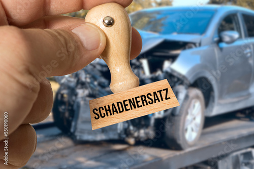 Wallpaper Mural Ein Auto nach einem Unfall und Stempel Schadenersatz Torontodigital.ca