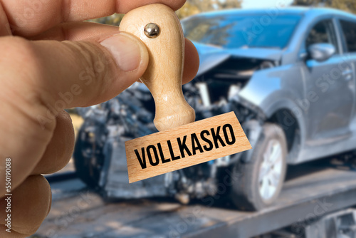 Bilde på lerret Ein Auto nach dem Unfall und Stempel Vollkasko