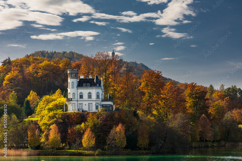 Obraz premium Worthersee and Maria Worth Church