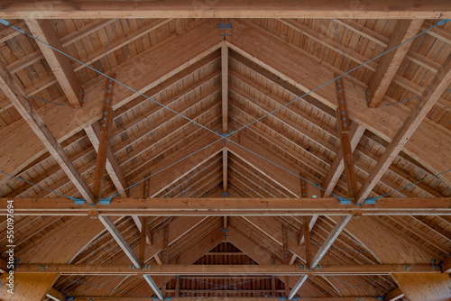 Neue Dachstuhl Konstruktion aus Holz eines Bauernhauses photo