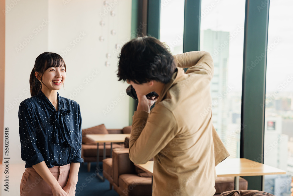 Obraz premium 女性のポートレート写真を撮影する男性フォトグラファー