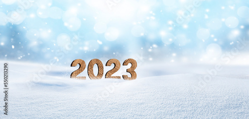Jahreszahl 2023 aus Holz im Schnee